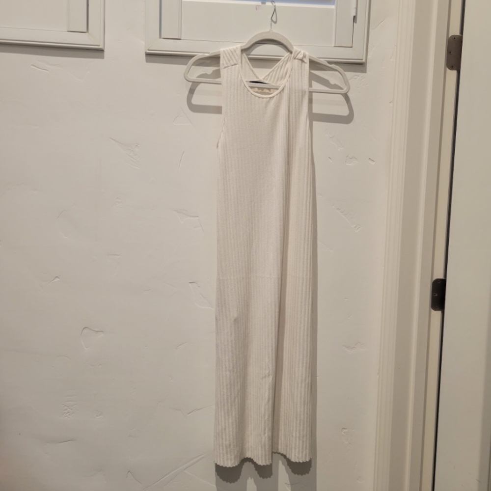 Mango’s Elegant White Sleeveless Dress